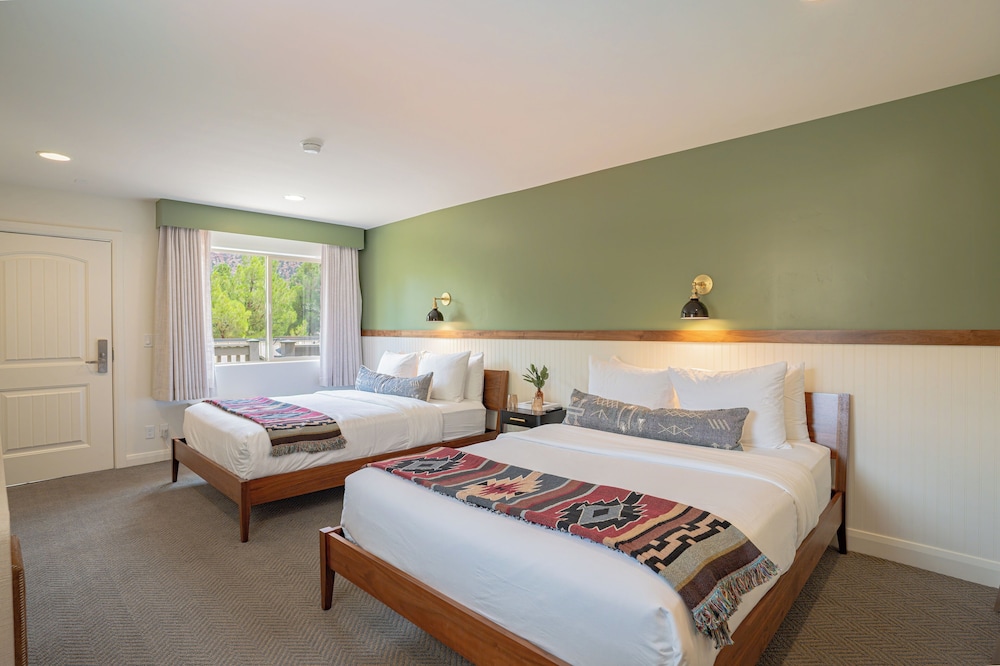 Superior Double Room, 2 Queen Beds, Mountain View - Photo 1