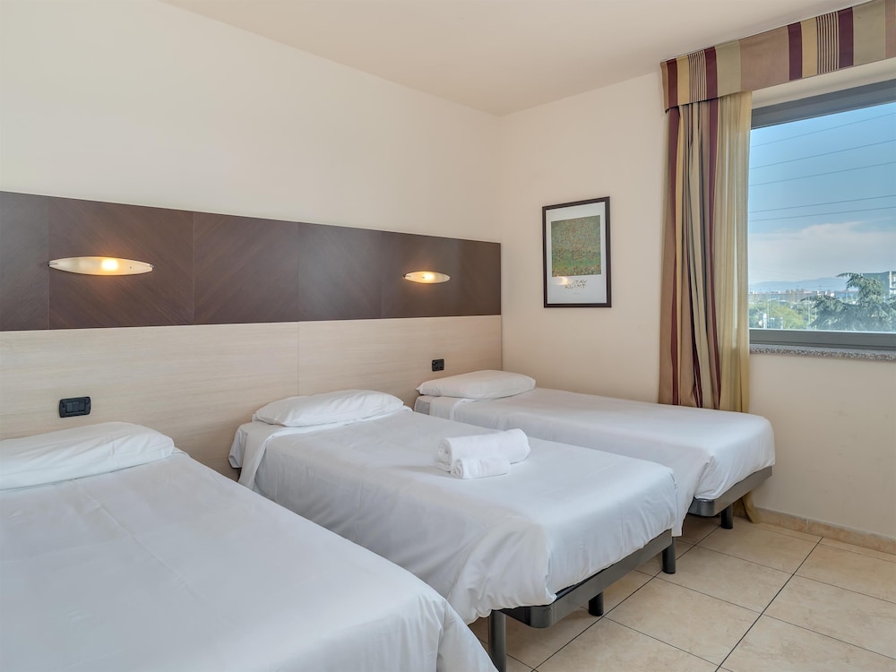 Standard Triple Room, 3 Twin Beds, Non Smoking - Photo 3