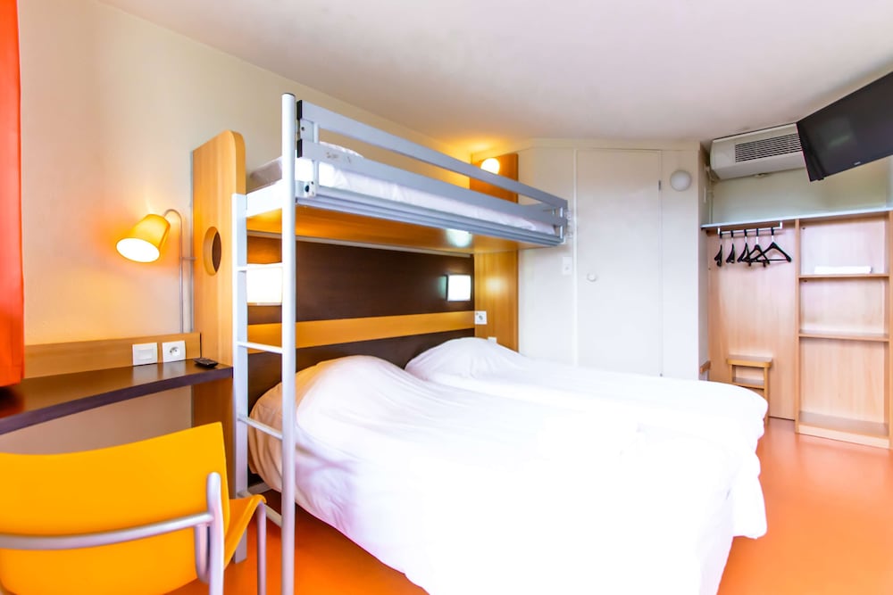 Standard Room, 3 Twin Beds - Photo 5