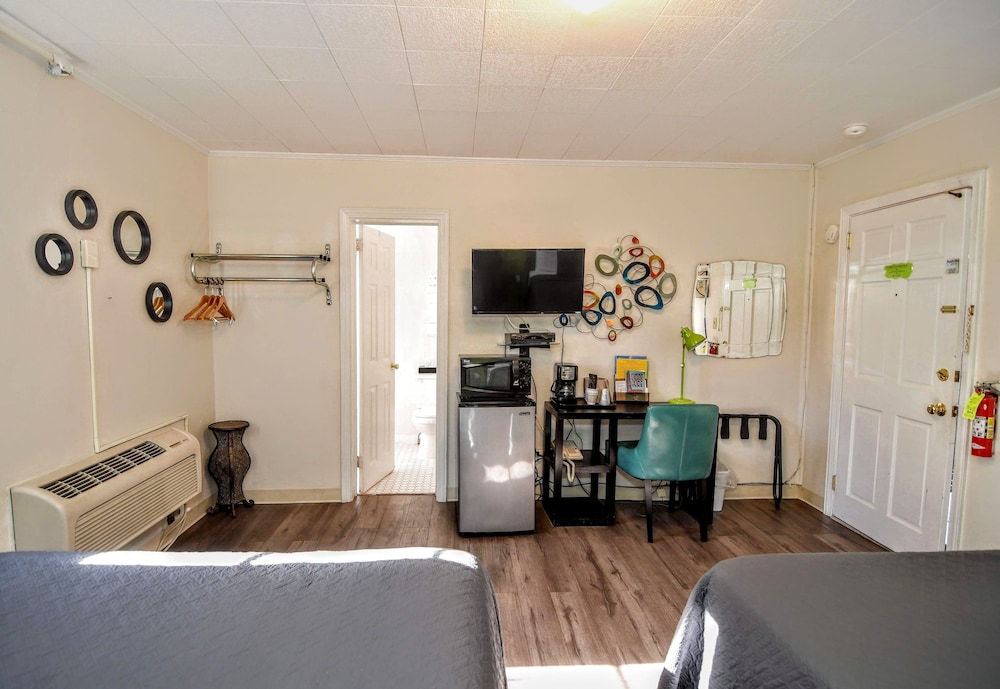 Standard Quadruple Room, Ensuite (Double Queen) photo 1