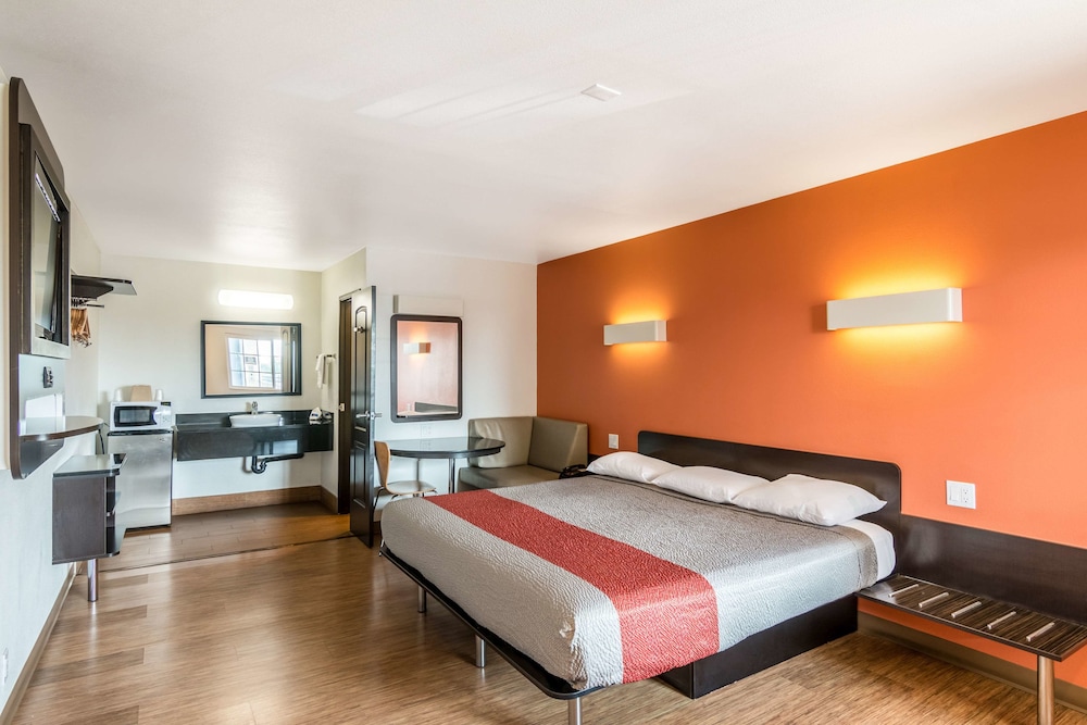 Deluxe Room, 1 King Bed, Non Smoking, Refrigerator & Microwave