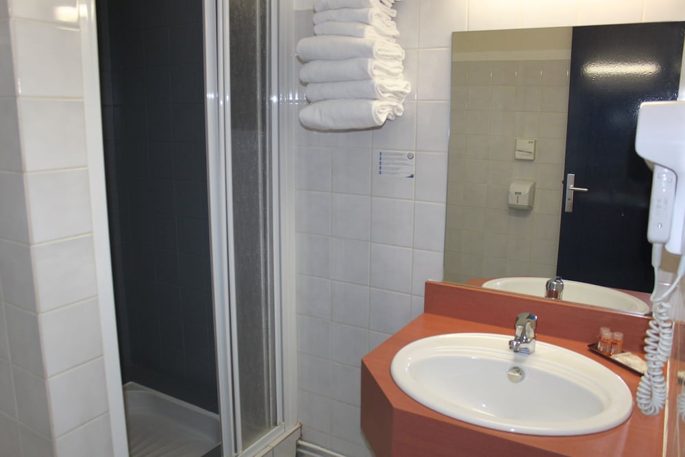 Standard Room, 3 Twin Beds - Photo 5