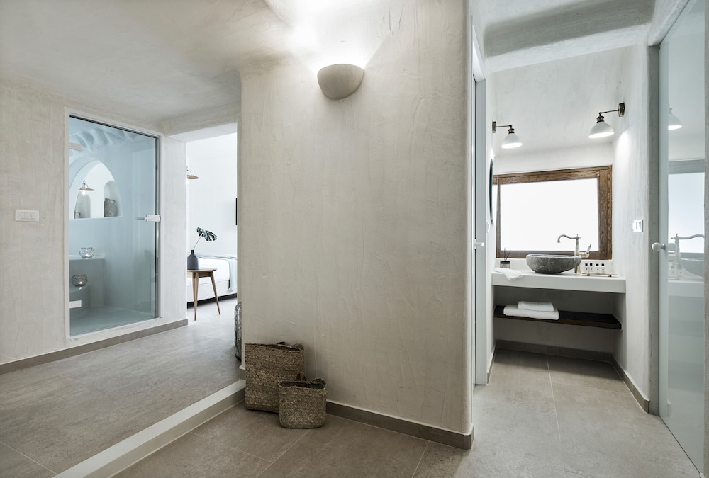 Superior Suite with Indoor Hot Tub - Photo 5