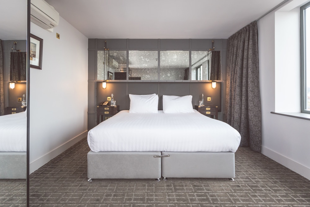 Superior Room, 1 King Bed photo 2