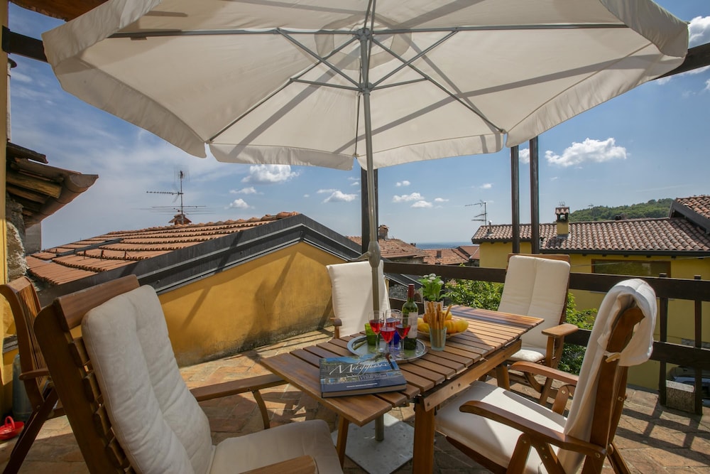 Family Townhome, Multiple Bedrooms, Mountainside (La Casa nel Borgo Lake View)