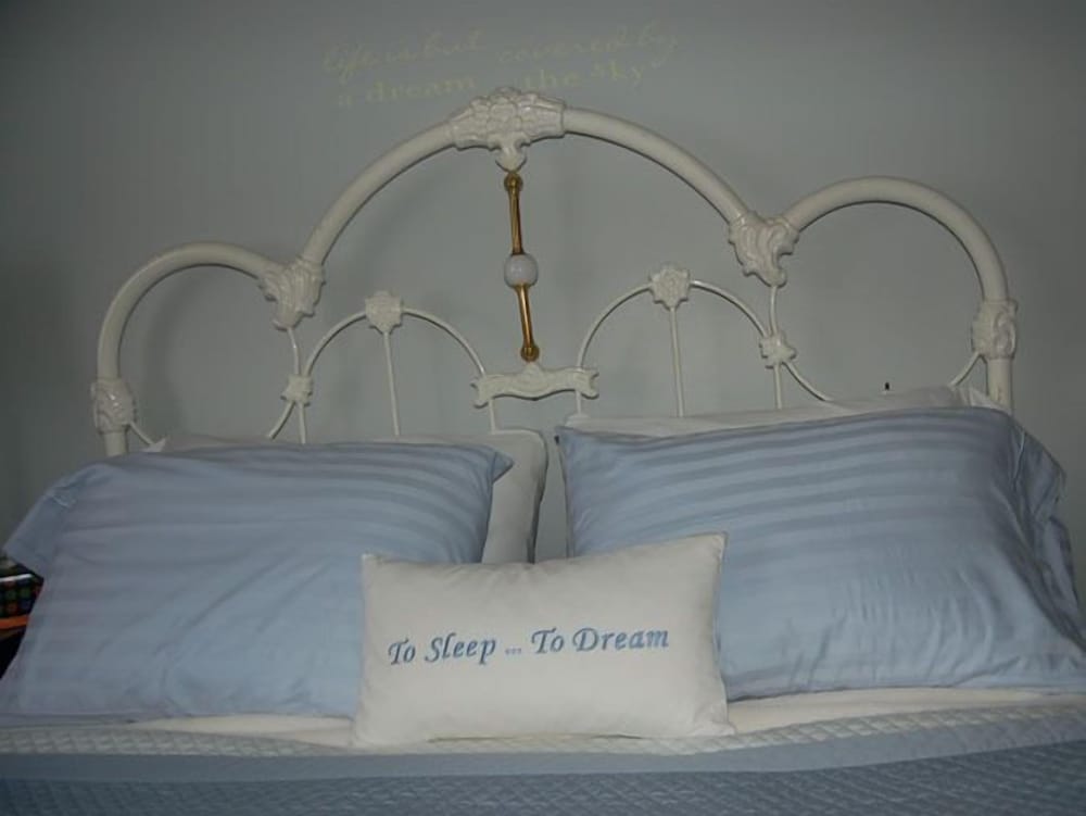 Room, 1 Queen Bed, Private Bathroom (Not Ensuite) photo 1