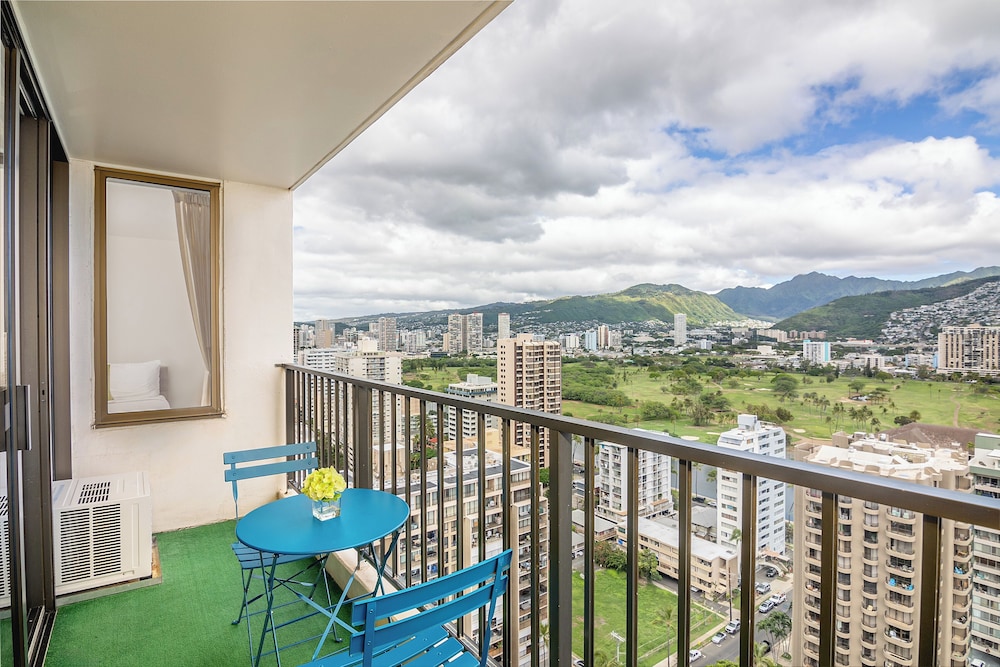 High Floor Mountain View Condo with 2 Beds and Parking: Condo, 1 Bedroom, Mountain View (0152) photo