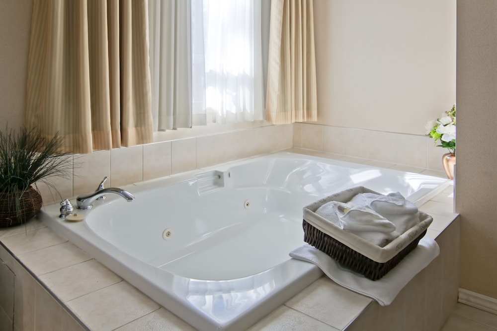 Suite, 1 King Bed, Jetted Tub - Photo 7