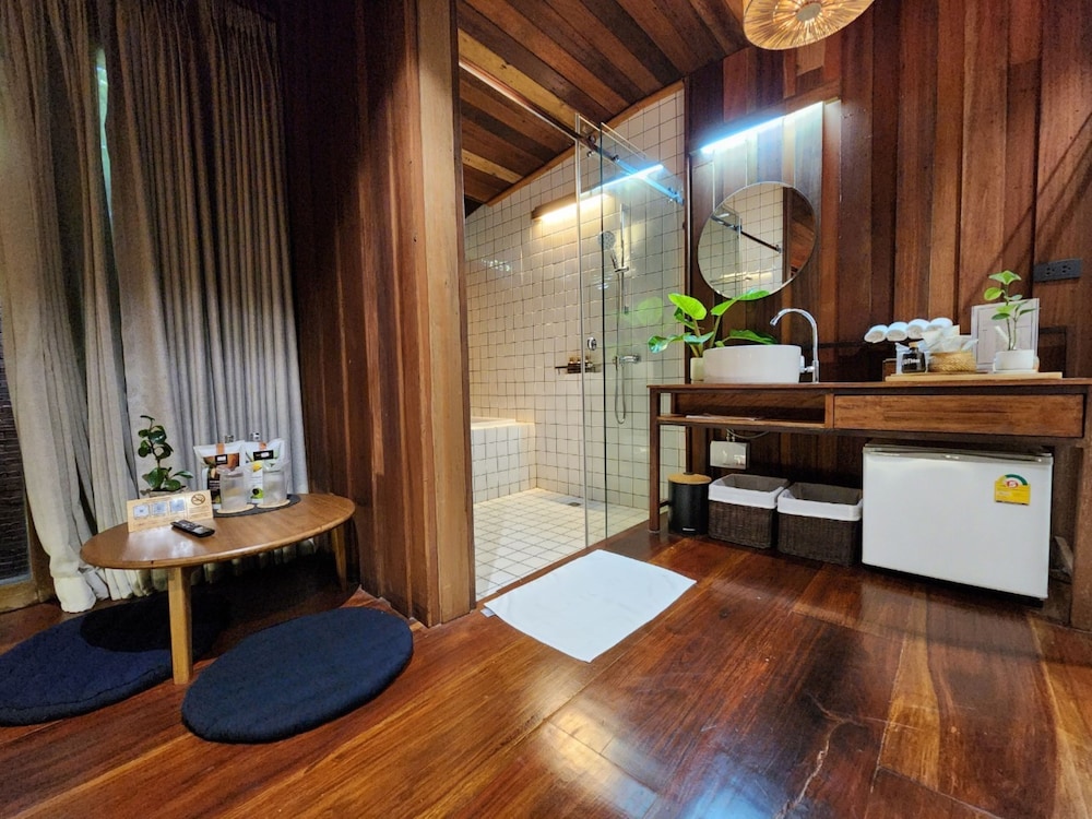 Deluxe Room, Garden View - Photo 13