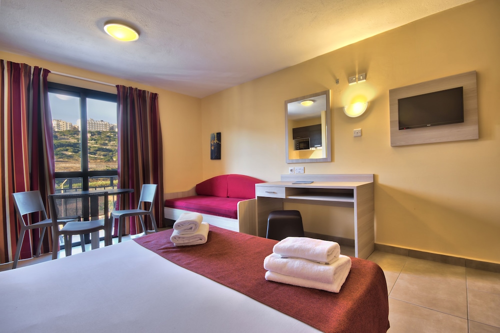 Economy Studio, 2 Twin Beds