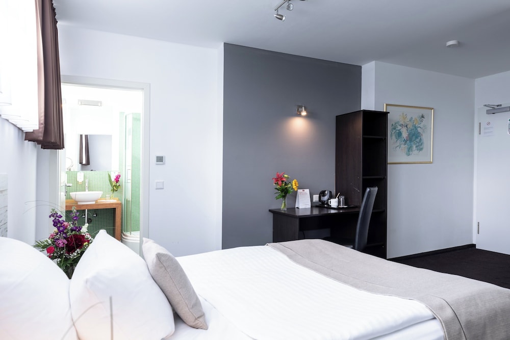 Double Room, 1 Queen Bed photo 2
