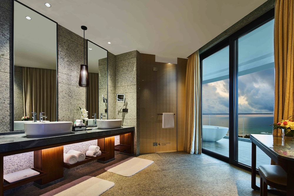 1 King Suite Oceanfront thumbnail 5