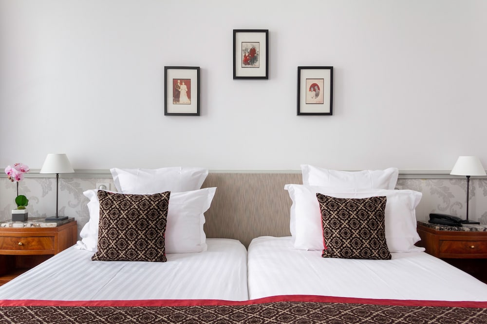 Standard Twin room - Complimentary soft minibar, courtesy tray, Chromecast - Snacks, digital press photo 2