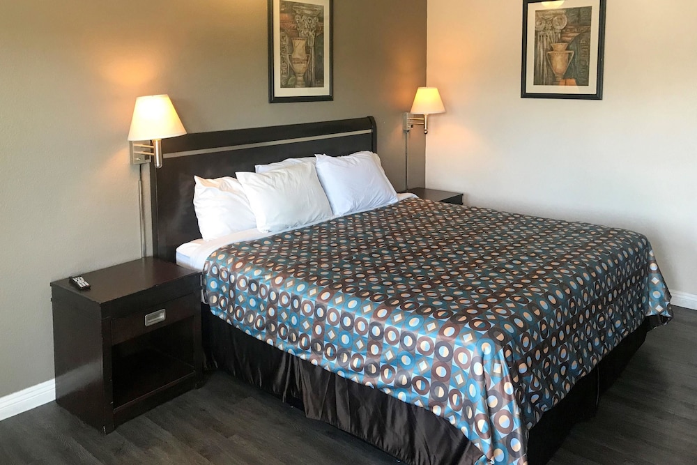 Standard Room, 1 King Bed - Photo 3
