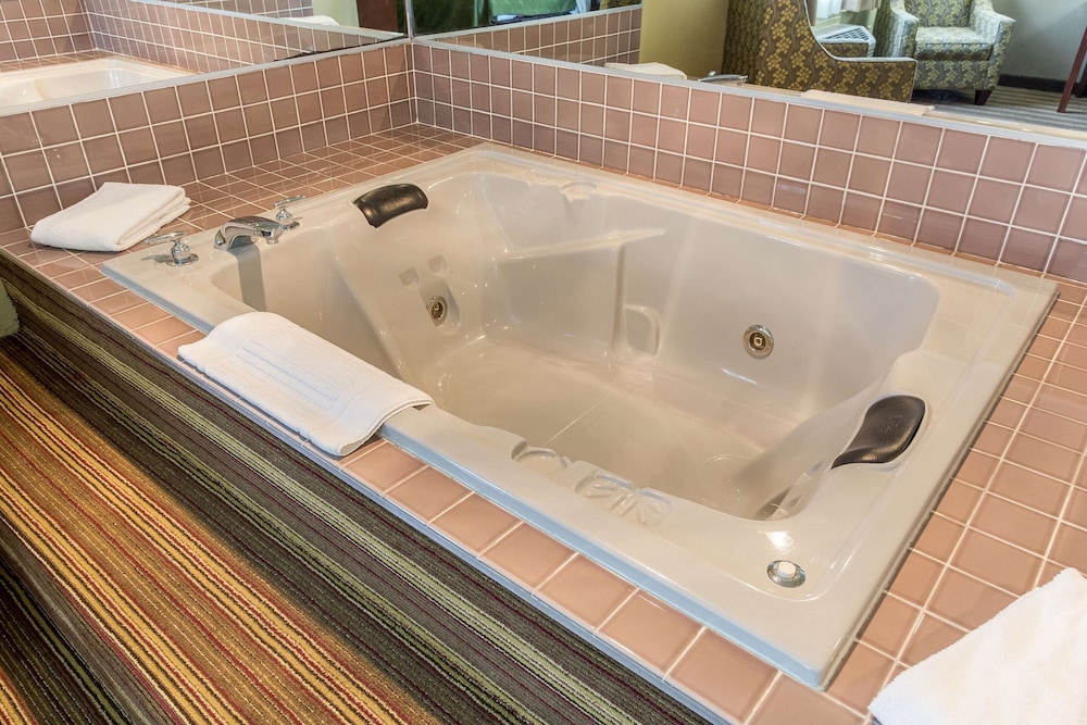 Suite, 1 King Bed, Non Smoking, Jetted Tub - Photo 6