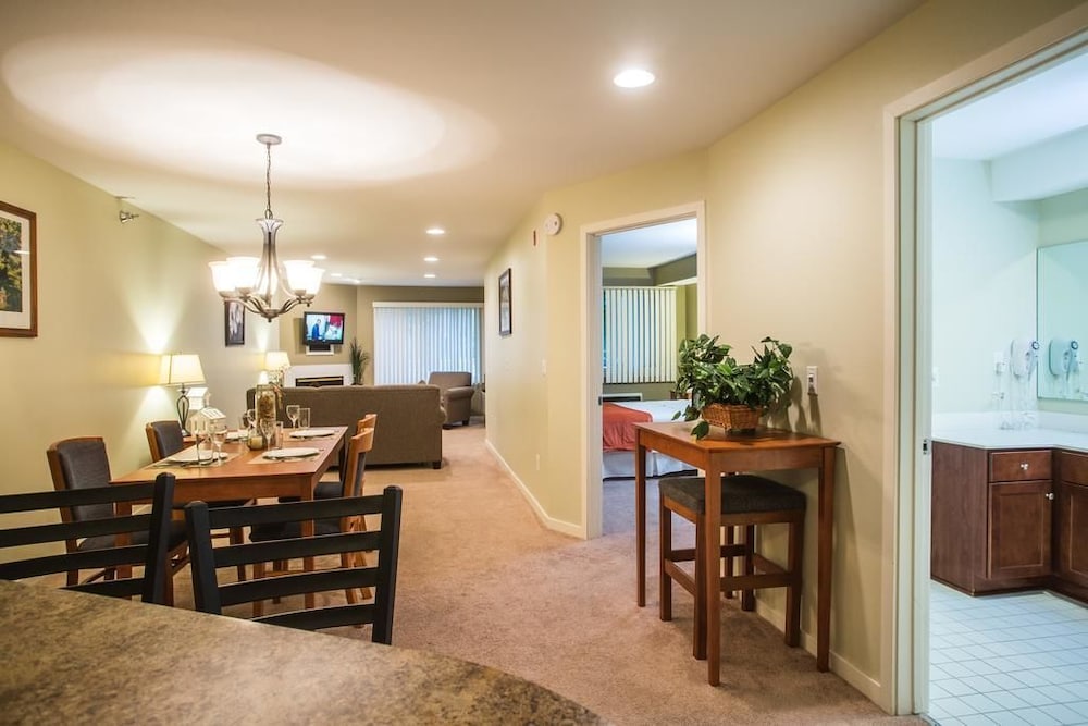 Commodore Suite- One Bedroom photo 2