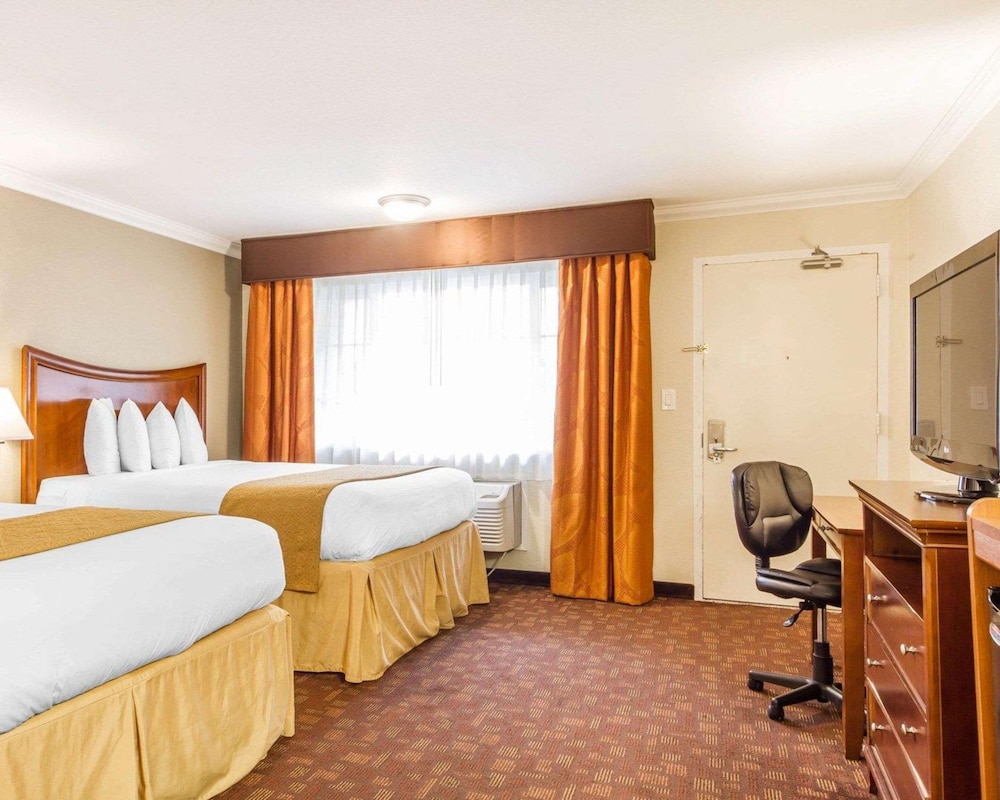 Standard Room, 2 Queen Beds, Non Smoking - Photo 3