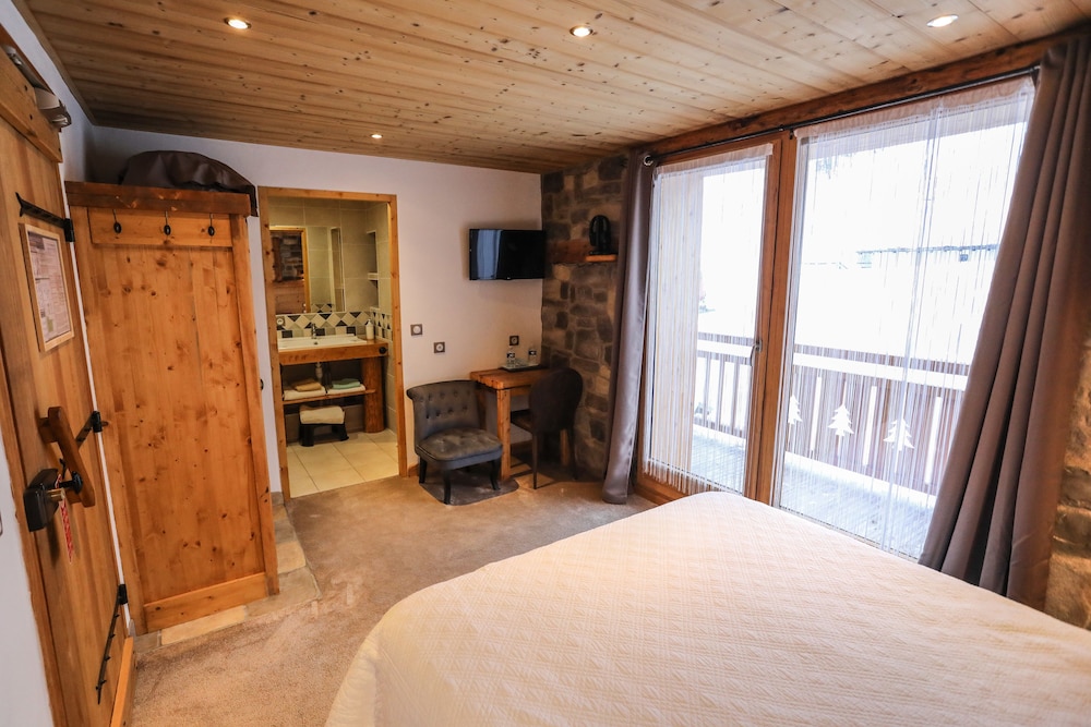 Room 2, double queen size, balcony, West photo 1