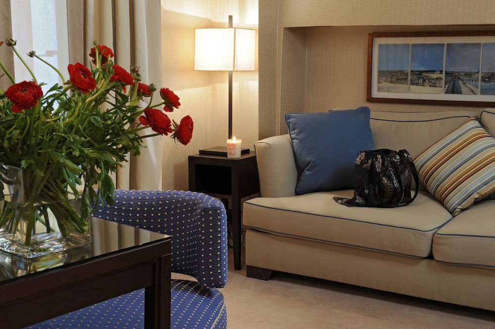 Deluxe Room thumbnail 5