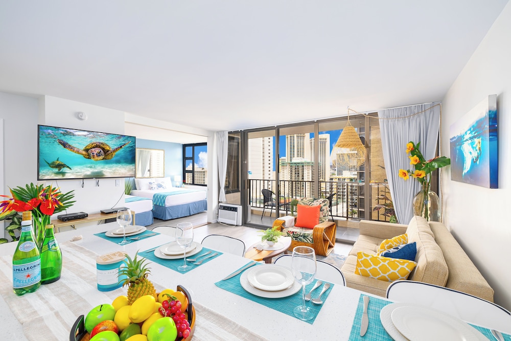 High Floor Ocean View Condo w/ 2 Beds and Parking: hotel room photo