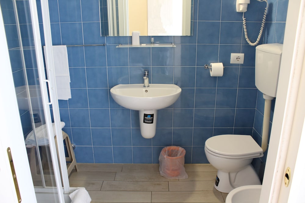 Single room, Private Bathroom and Balcony photo 2