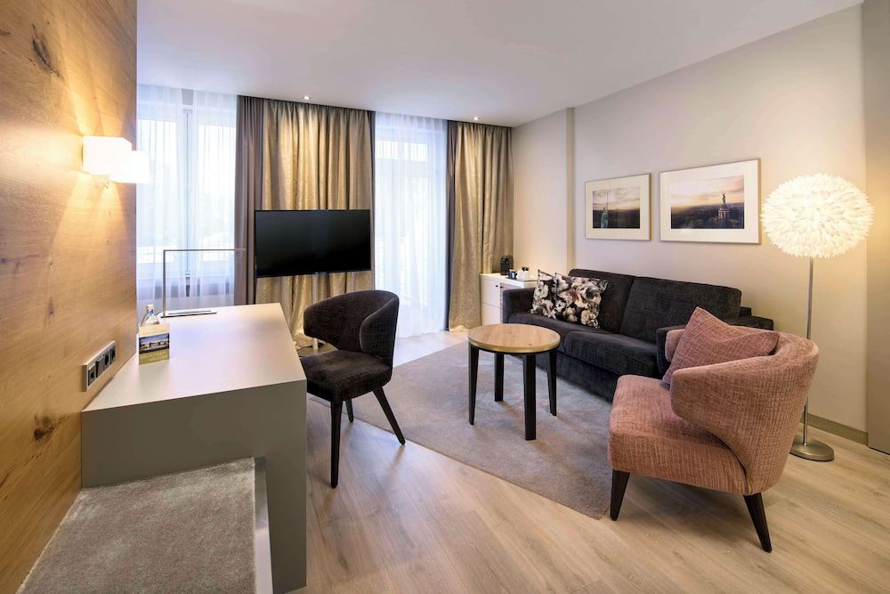 Junior Suite, 1 Double Bed, Balcony, Park View (Converts to 2 Twin Beds) photo 3