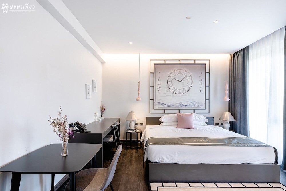 Superior King Suite - Photo 8