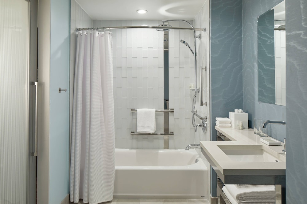 Executive Suite, 1 King Bed - Photo 3