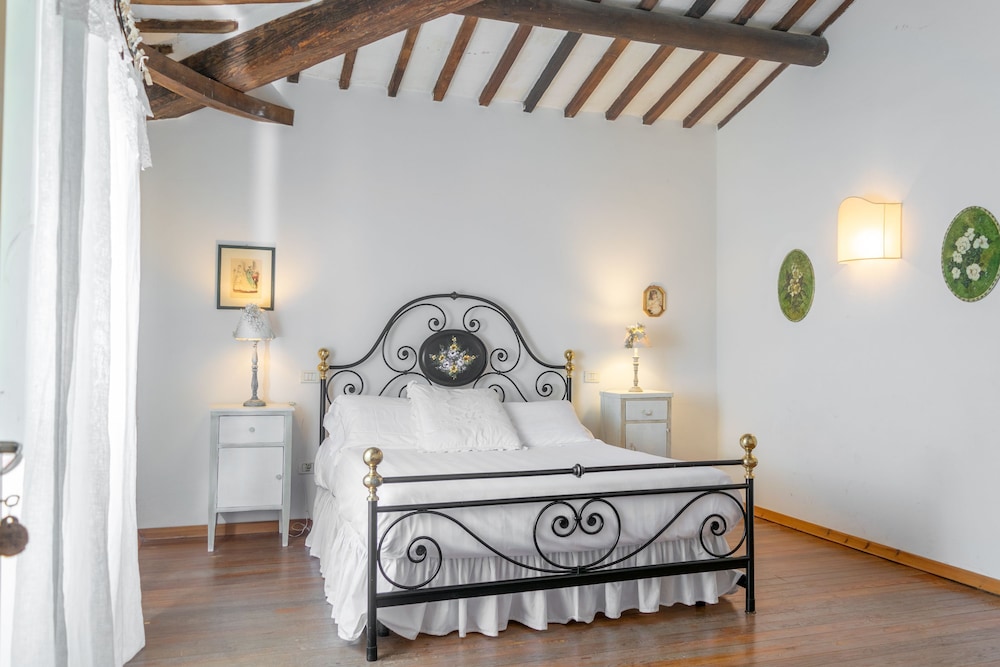 House, 5 Bedrooms, Fireplace, Garden Area