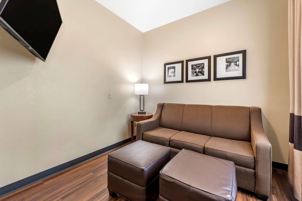Suite, Multiple Beds, Non Smoking - Photo 2