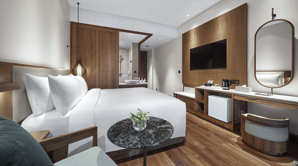 Premium Room, 1 King Bed, Balcony (Top Floor) - Photo 2