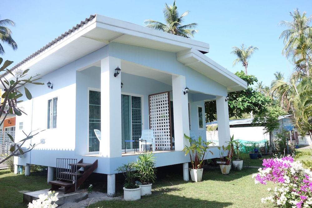 Standard Bungalow, 1 King Bed, Partial Sea View photo 2