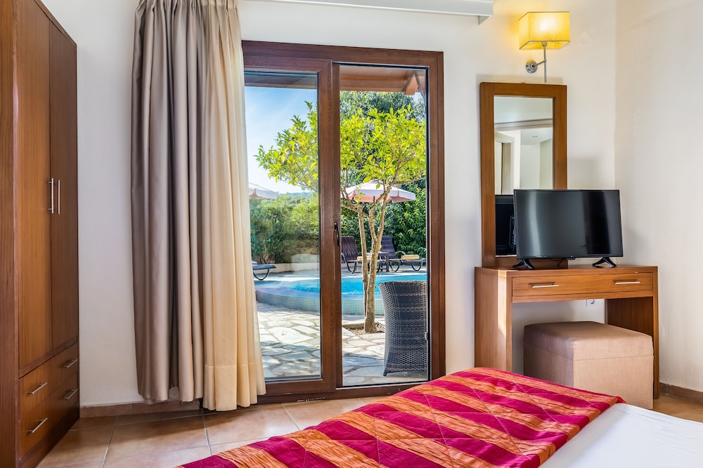 Family Bungalow (Sharing Pool)