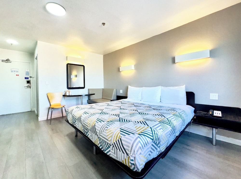 Deluxe Room, 1 Queen Bed, Non Smoking, Refrigerator & Microwave photo 2