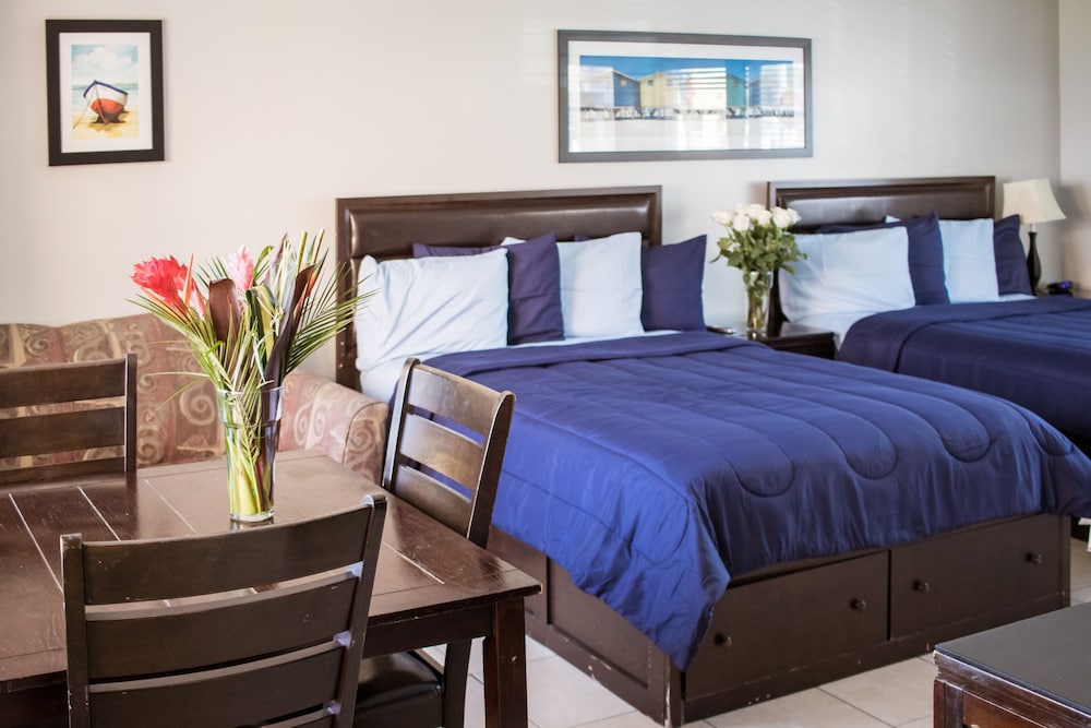 Room (2 Queen Beds and 1 Sofa Bed) - Photo 9