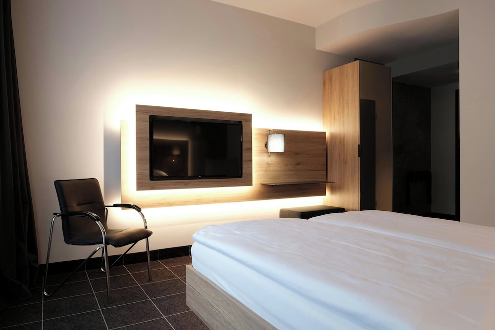 Standard Room, 1 Queen Bed - Photo 9