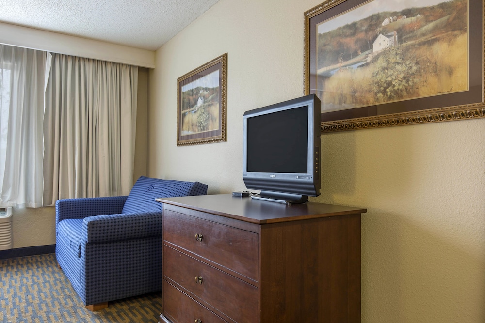 Standard Room, 2 Queen Beds photo 1