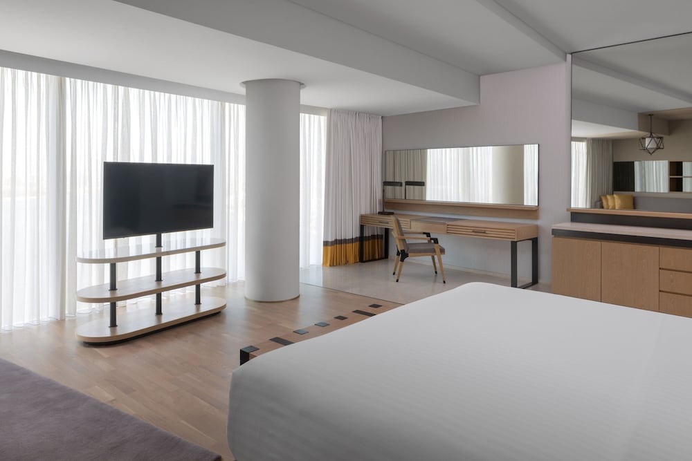 Grand Room, 1 King Bed
