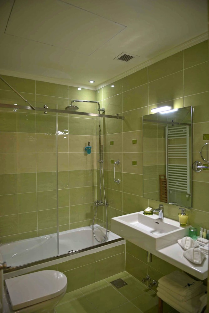 Deluxe Double Room, 1 King Bed, Balcony, City View (Bathtub) photo 3