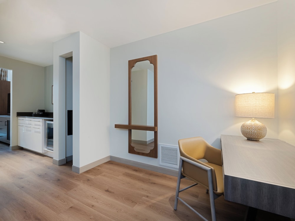 Suite, 1 Queen Bed - Photo 2