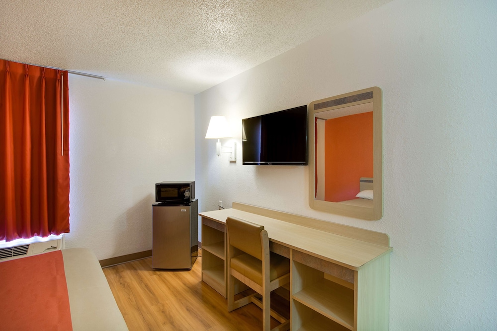 Standard Room, Multiple Beds, Smoking photo 3