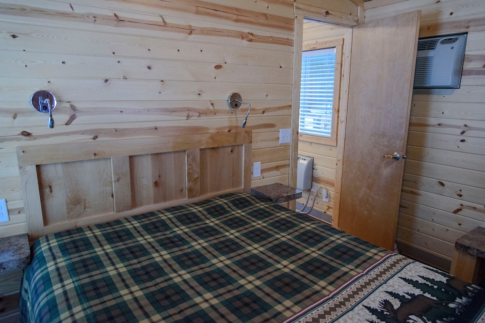 Cottage, 2 Bedrooms (No Pets, Linens Available) photo 2