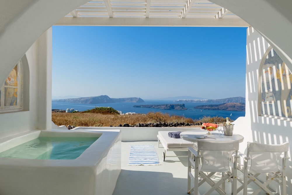 Deluxe Suite with Hot Tub and Caldera View - Photo 7