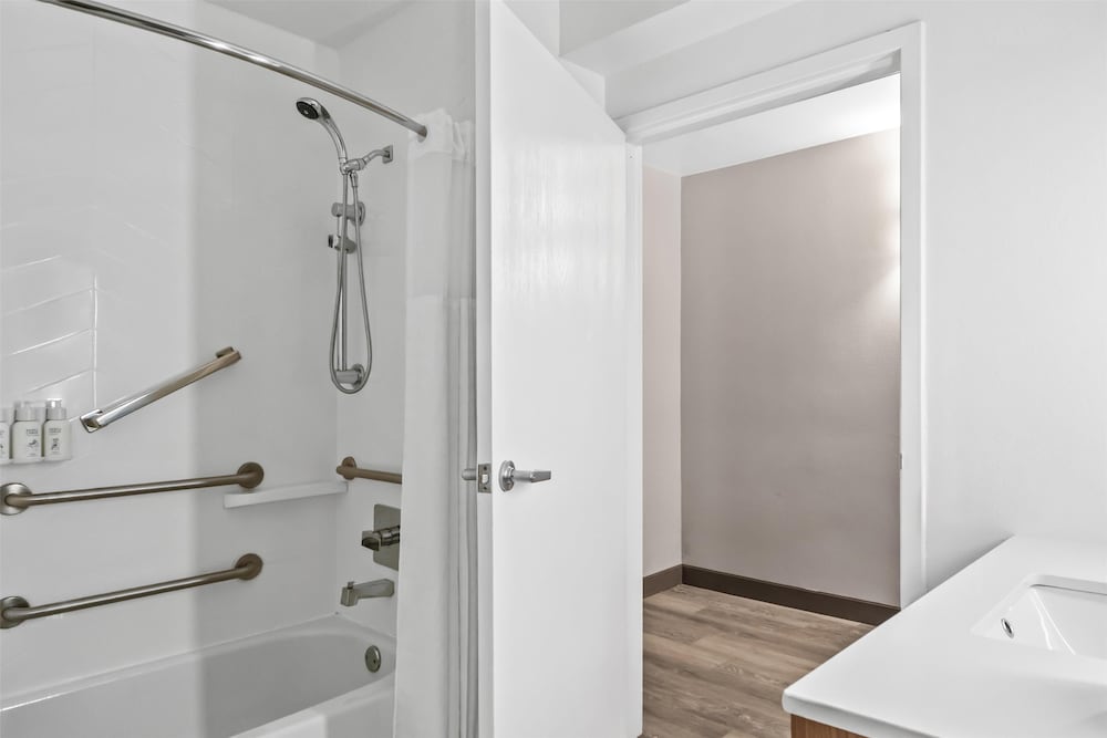 Deluxe Room, 1 Queen Bed, Mobility Accessible - Photo 6