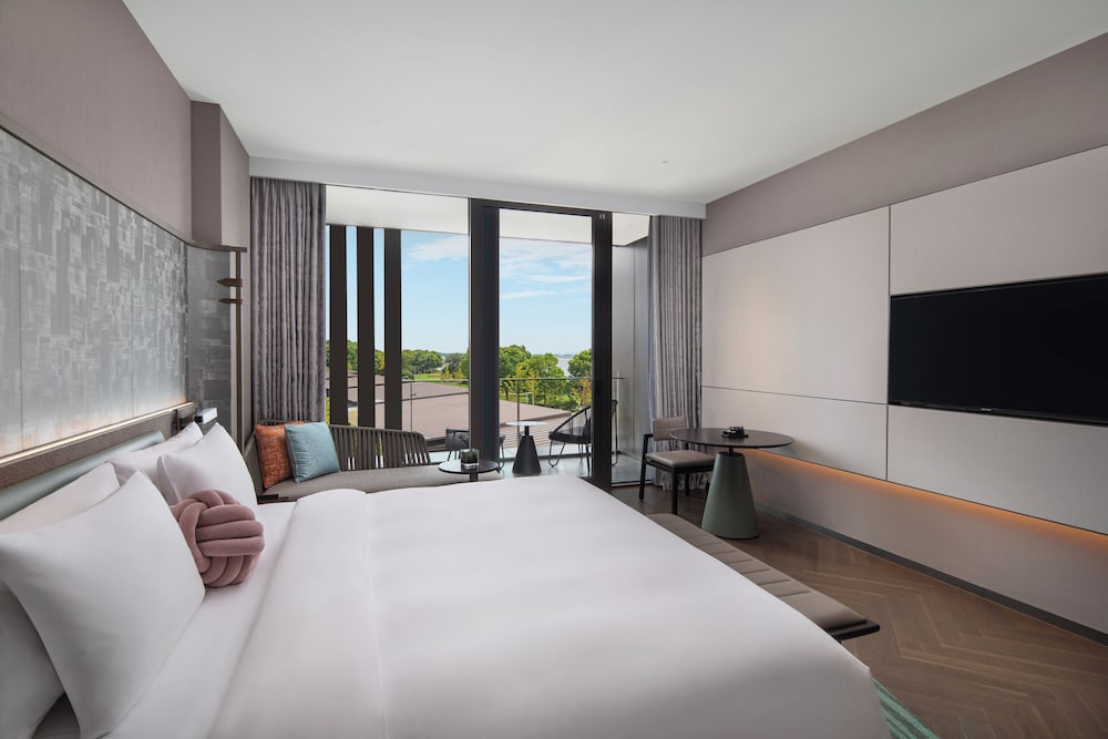 Standard Room, 1 King Bed, Garden View - Photo 3