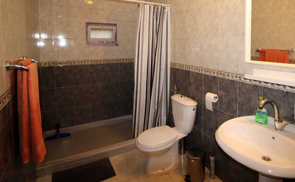 Basic Double Room, 1 Queen Bed photo 3
