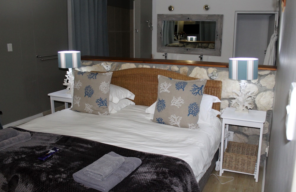 Superior Suite, 1 King Bed, Balcony, Oceanfront