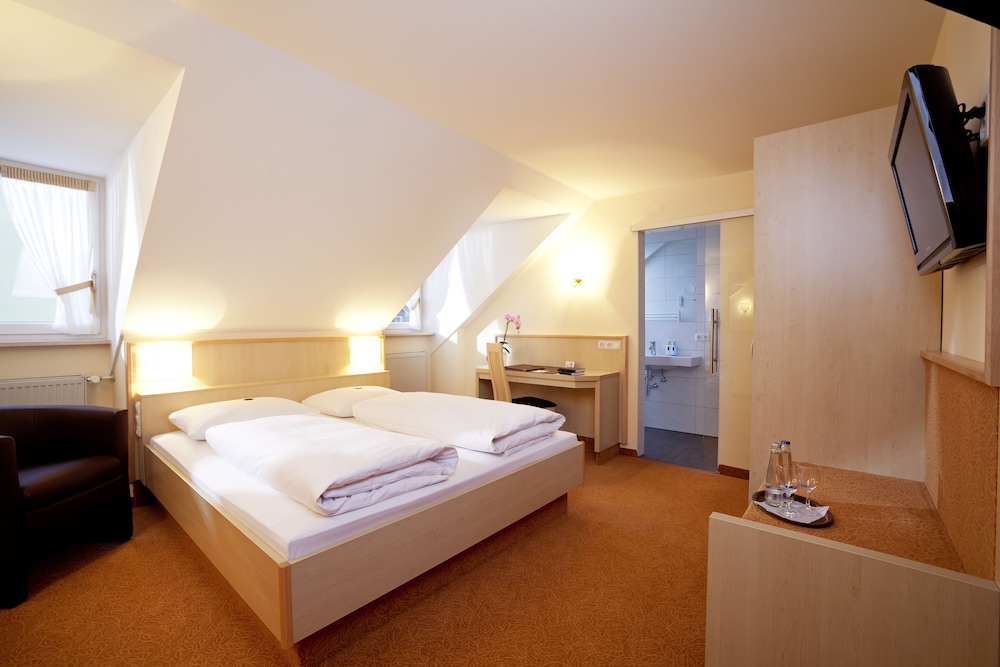 Double room (with a French bed 160x200 in the main building) photo 3