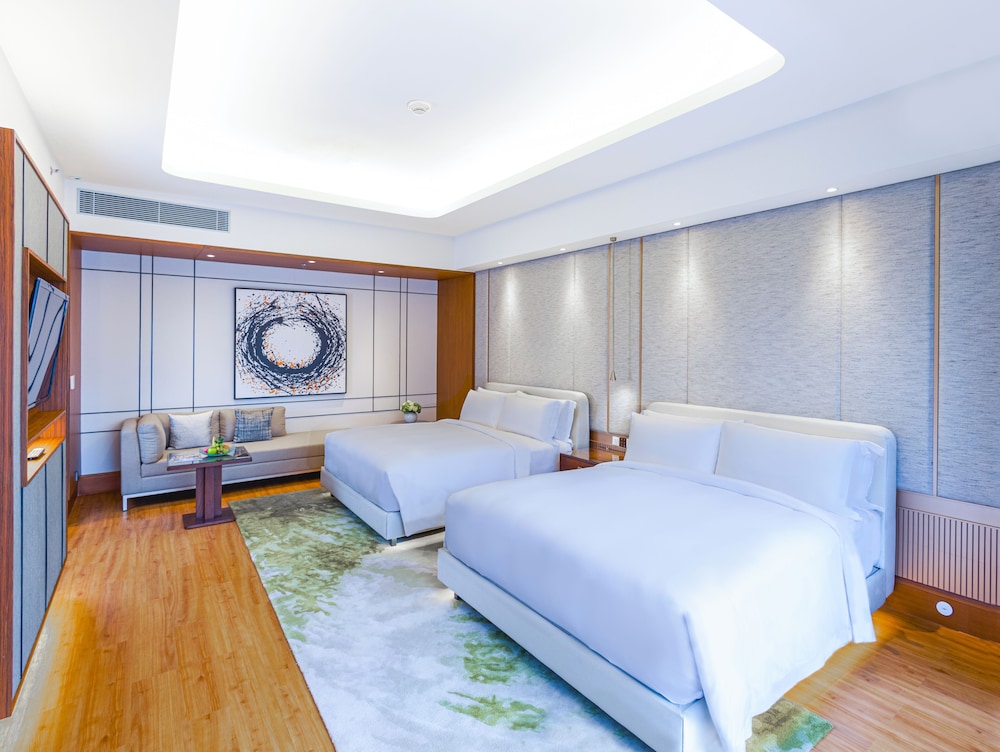 Grand Room, Multiple Beds - Photo 2