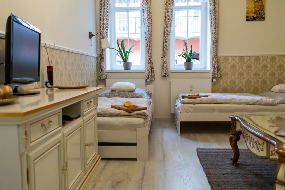 Romantic Studio, Multiple Beds, Kitchenette, Courtyard Area